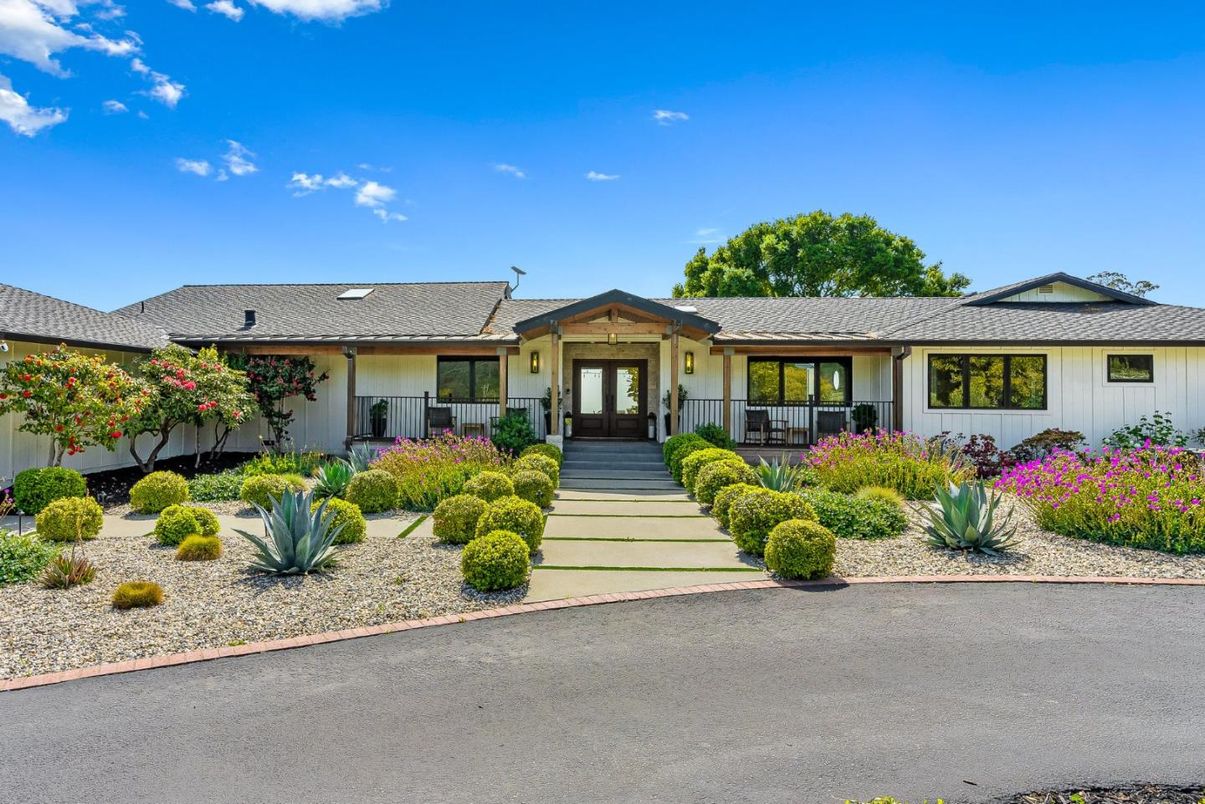 Exterior, Facade, Ranch