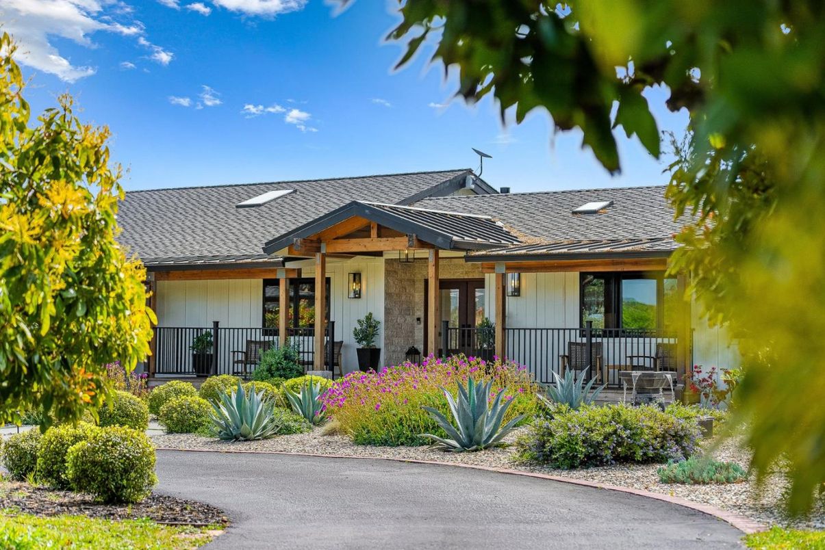 Exterior, Facade, Ranch