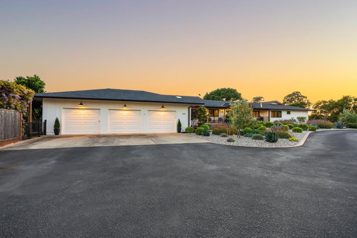 Attached, Exterior, Facade, Ranch