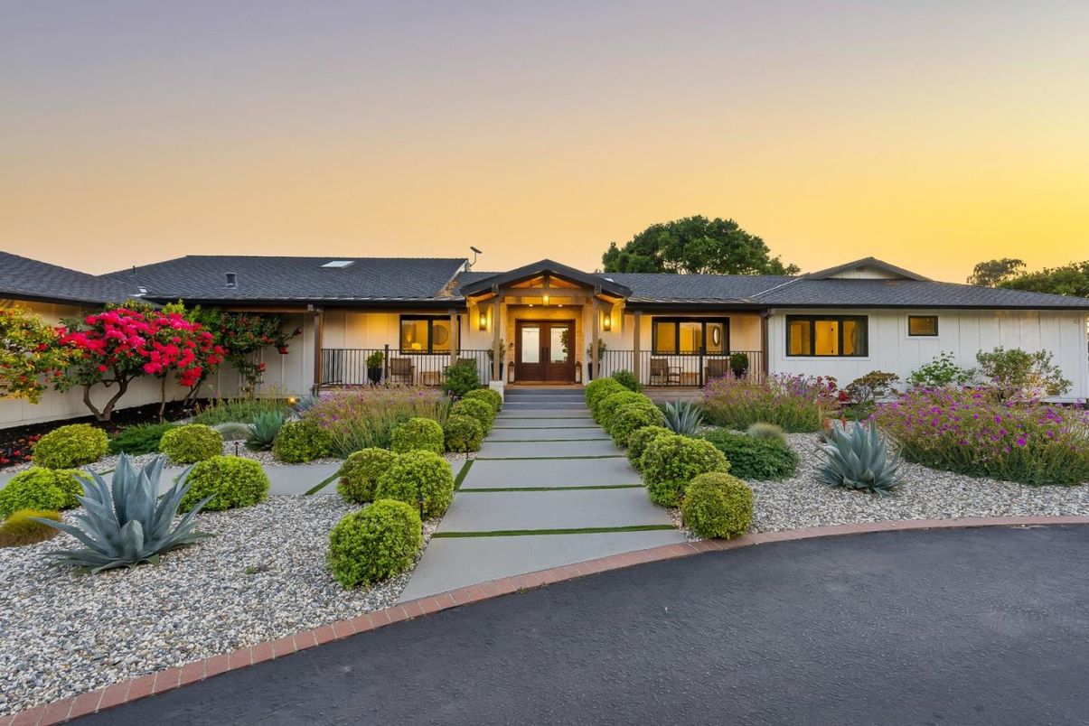 Backyard, Exterior, Facade, Ranch