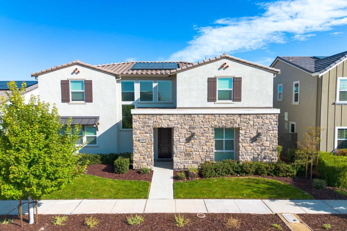 Exterior, Facade, Solar Panels, Spanish Mediterranean