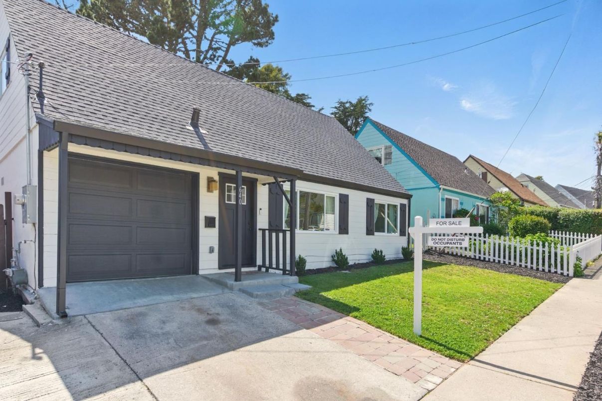 Attached, Exterior, Facade, Cape Cod