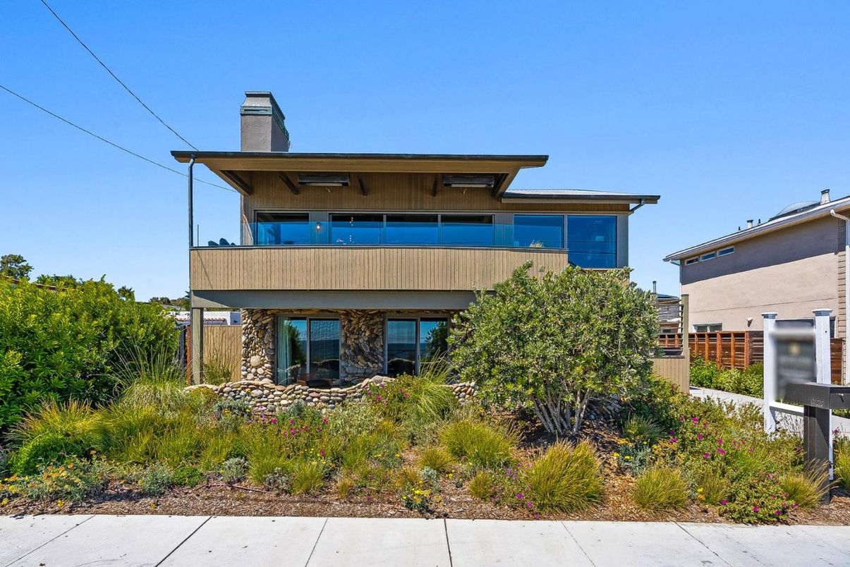 Exterior, Facade, Modern