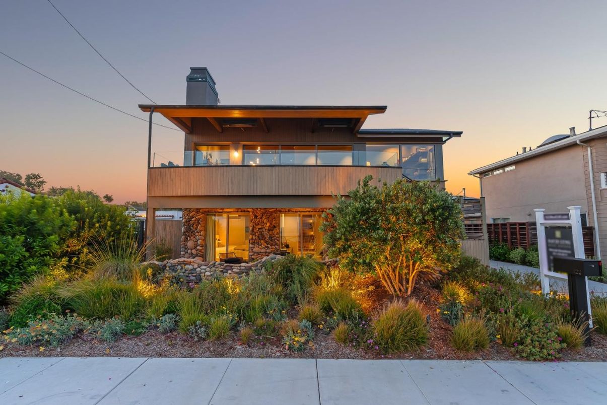 Exterior, Facade, Modern