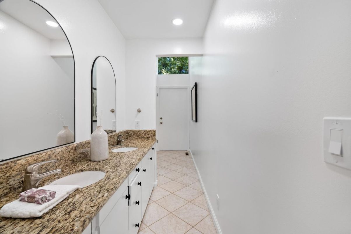 Bathroom, Dual Sink Vanities, Interior, Recessed Lighting