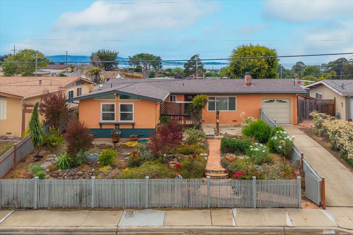 Attached, Exterior, Facade, Ranch