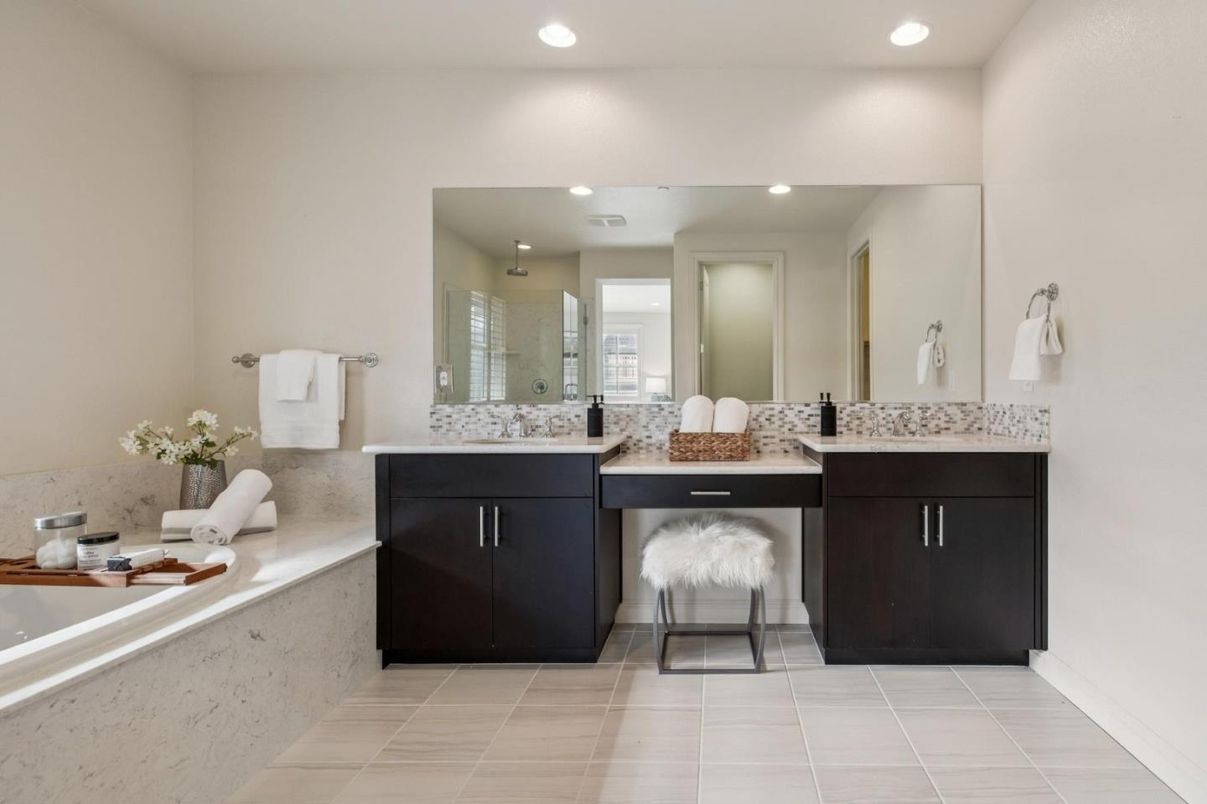Bathroom, Dual Sink Vanities, Interior, Recessed Lighting