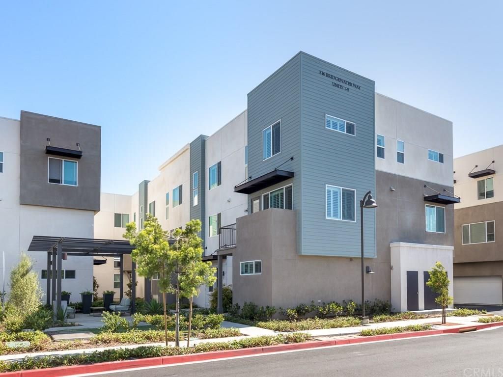 Exterior, Facade, Modern