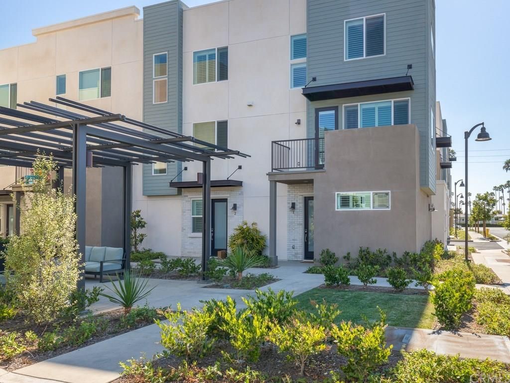 Backyard, Exterior, Facade, Rowhouse