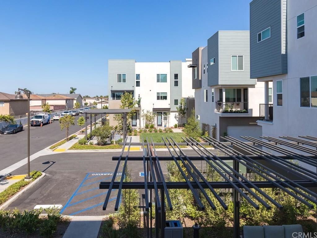 Exterior, Facade, Modern