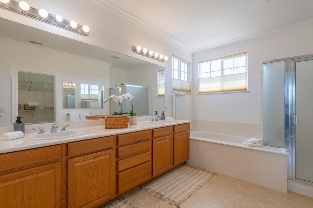 Bathroom, Dual Sink Vanities, Interior
