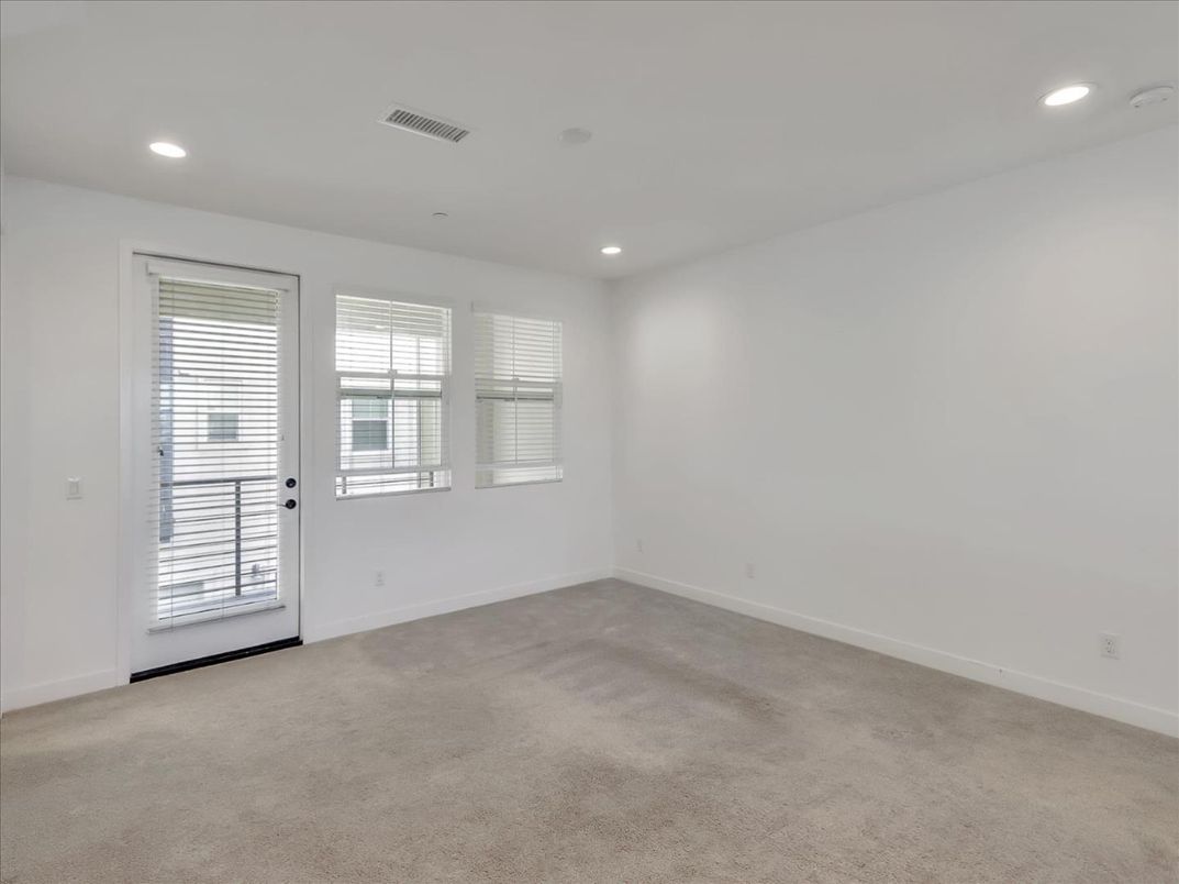 Empty room, Interior, Recessed Lighting