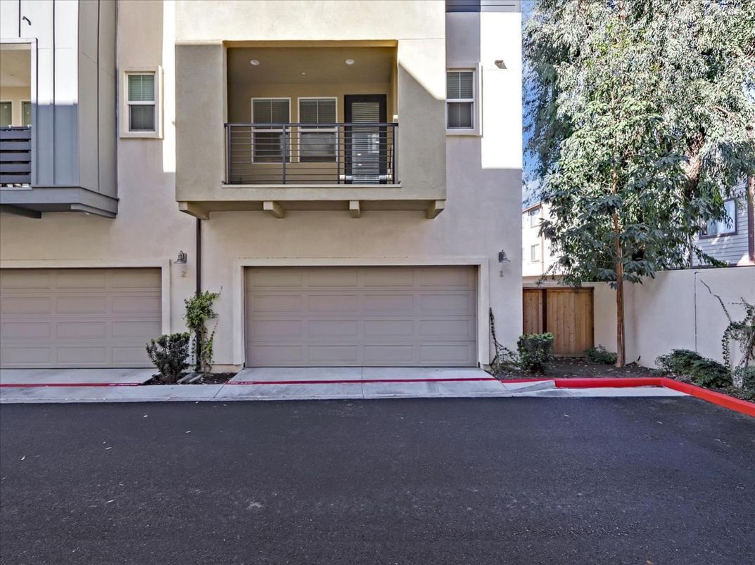 Attached, Exterior, Facade, Modern