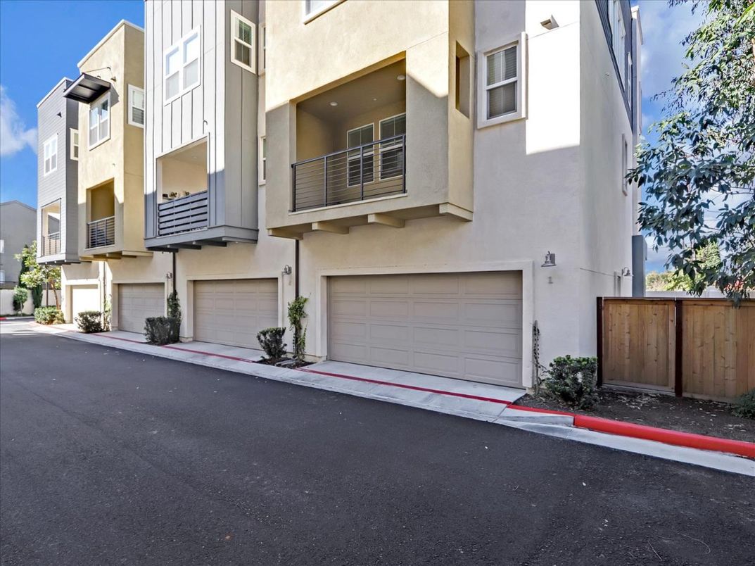 Attached, Exterior, Facade, Rowhouse