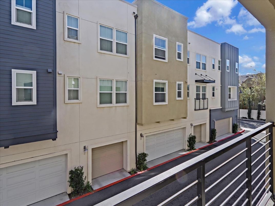 Attached, Exterior, Facade, Rowhouse