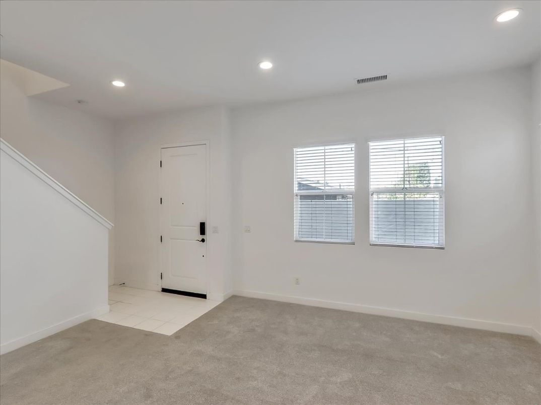 Empty room, Interior, Recessed Lighting