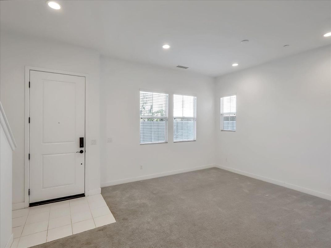 Empty room, Interior, Recessed Lighting