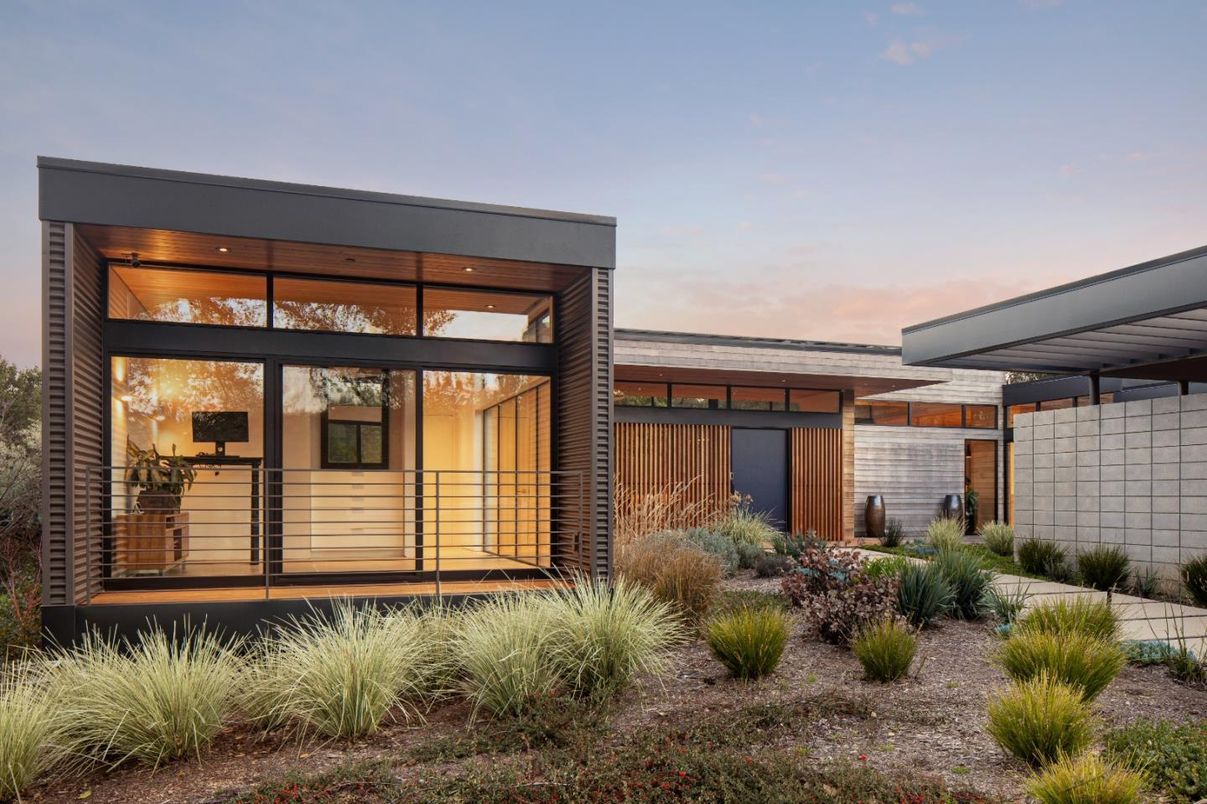 Backyard, Exterior, Facade, Modern