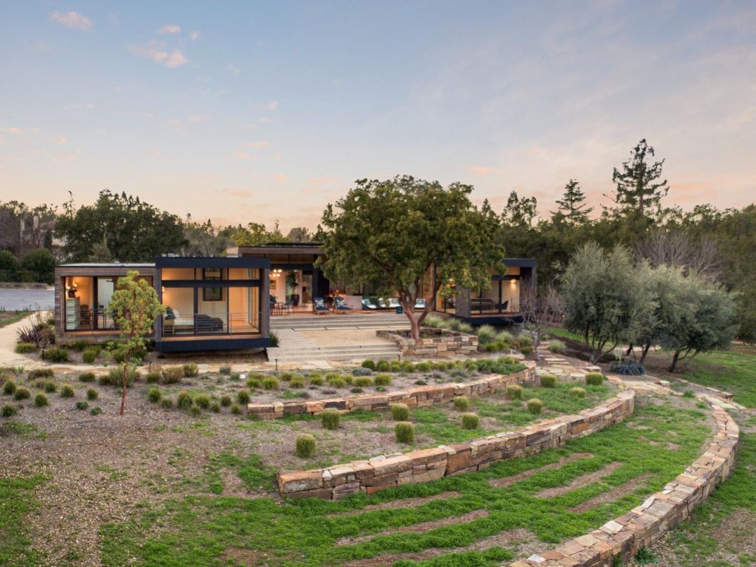 Backyard, Exterior, Facade, Modern