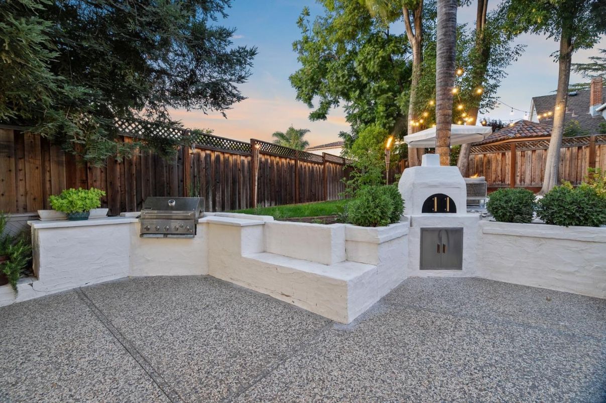 Exterior, Fireplace, Outdoor Kitchen