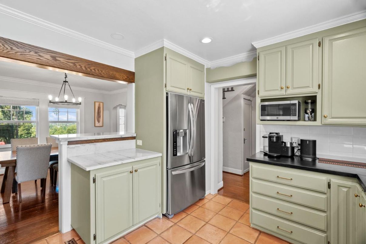 Chandelier, Dining room, Interior, Kitchen, Pendant Lights, Recessed Lighting, Stainless Steel Appliances, Wood Texture Flooring