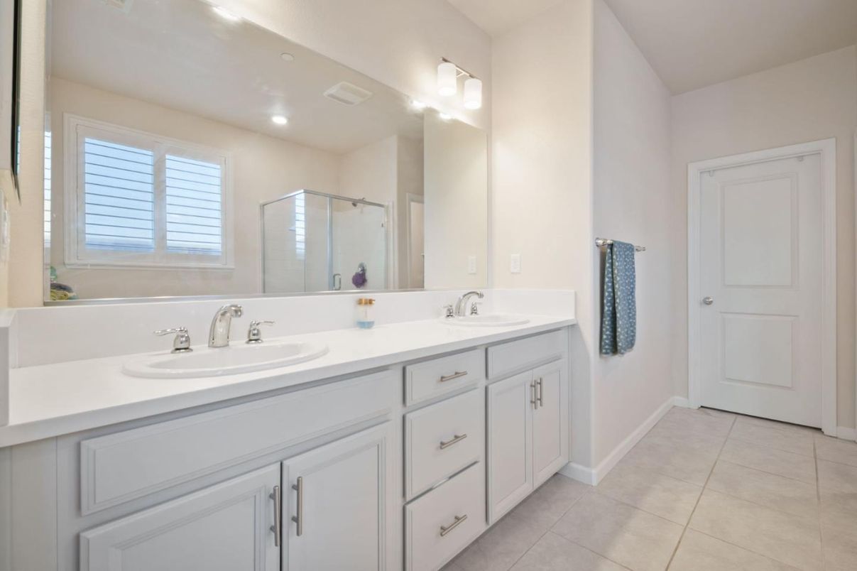 Bathroom, Dual Sink Vanities, Interior, Recessed Lighting