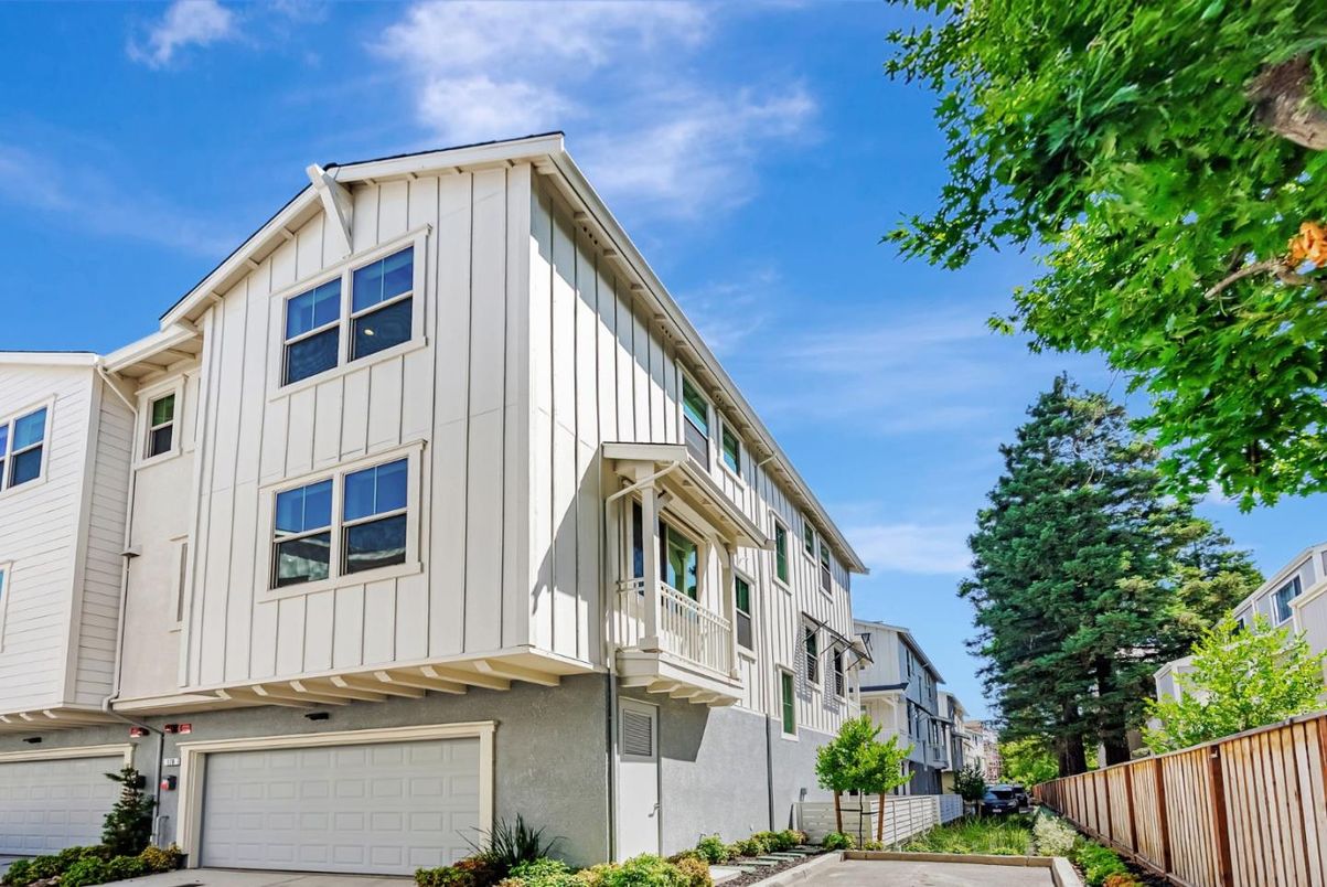 Attached, Exterior, Facade, Rowhouse