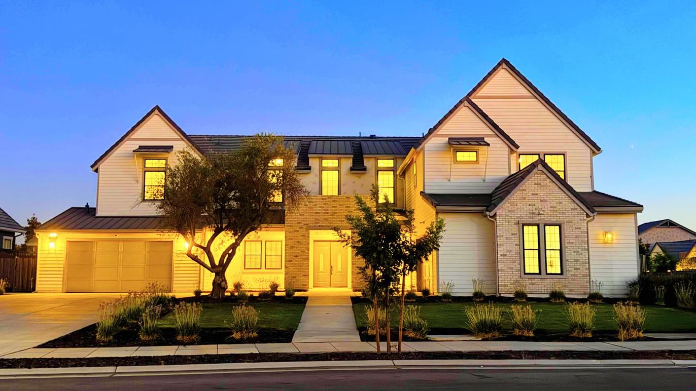 Attached, Exterior, Facade, Farmhouse
