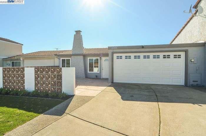 Attached, Exterior, Facade, Ranch