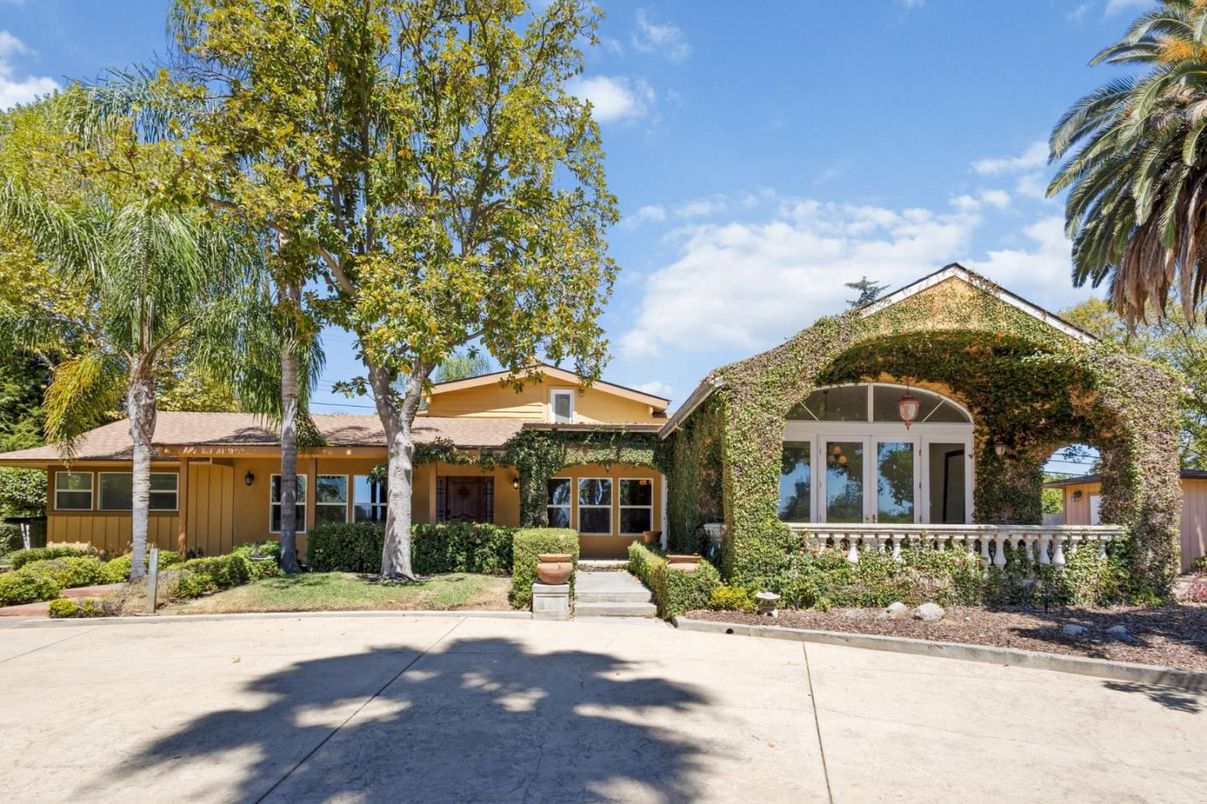 Exterior, Facade, Ranch