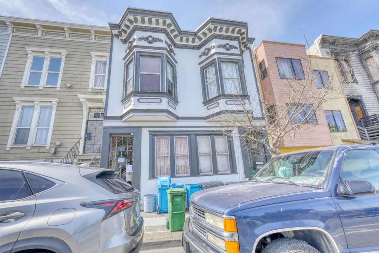 Exterior, Facade, Rowhouse