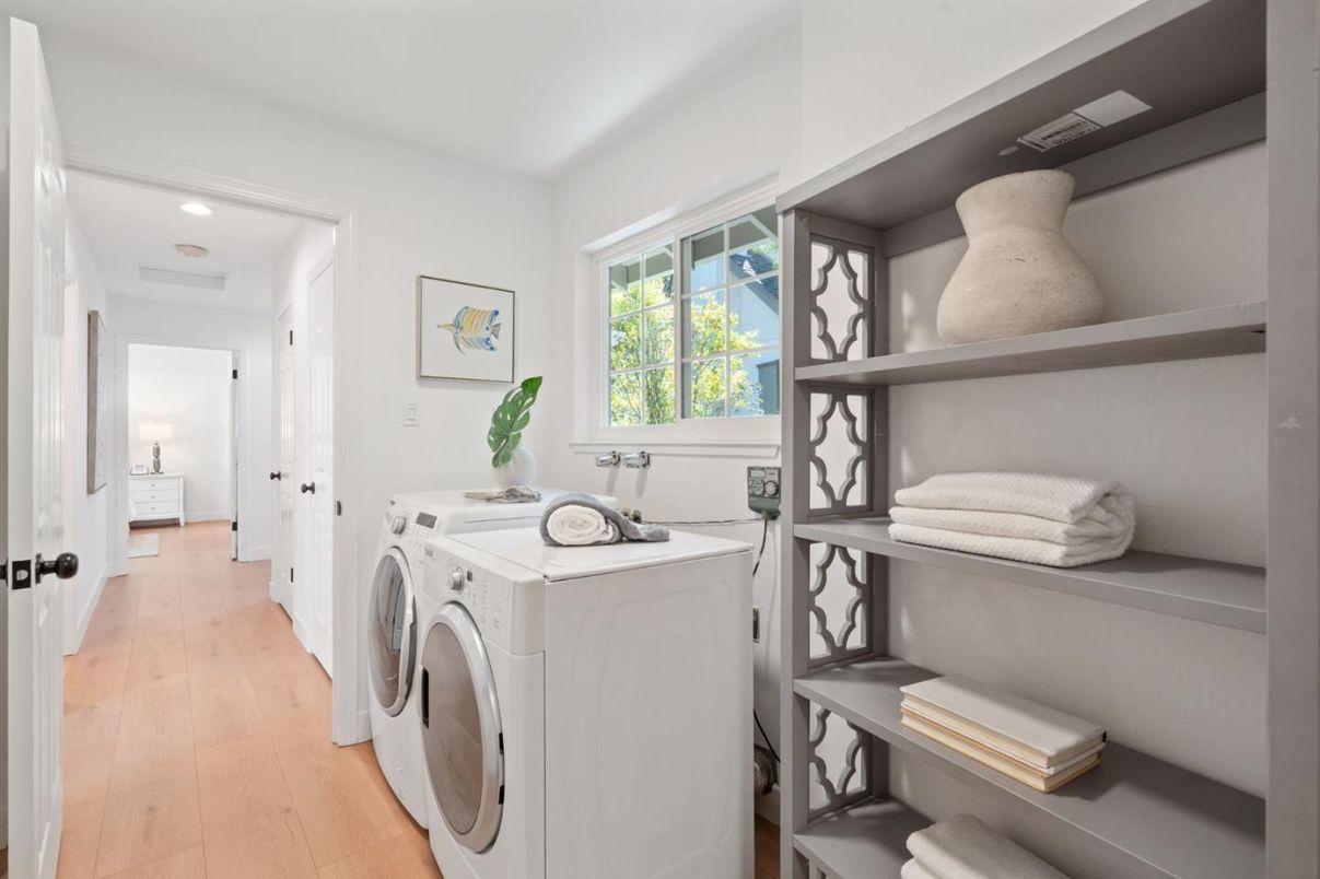 Interior, Recessed Lighting, Washer, Wood Texture Flooring