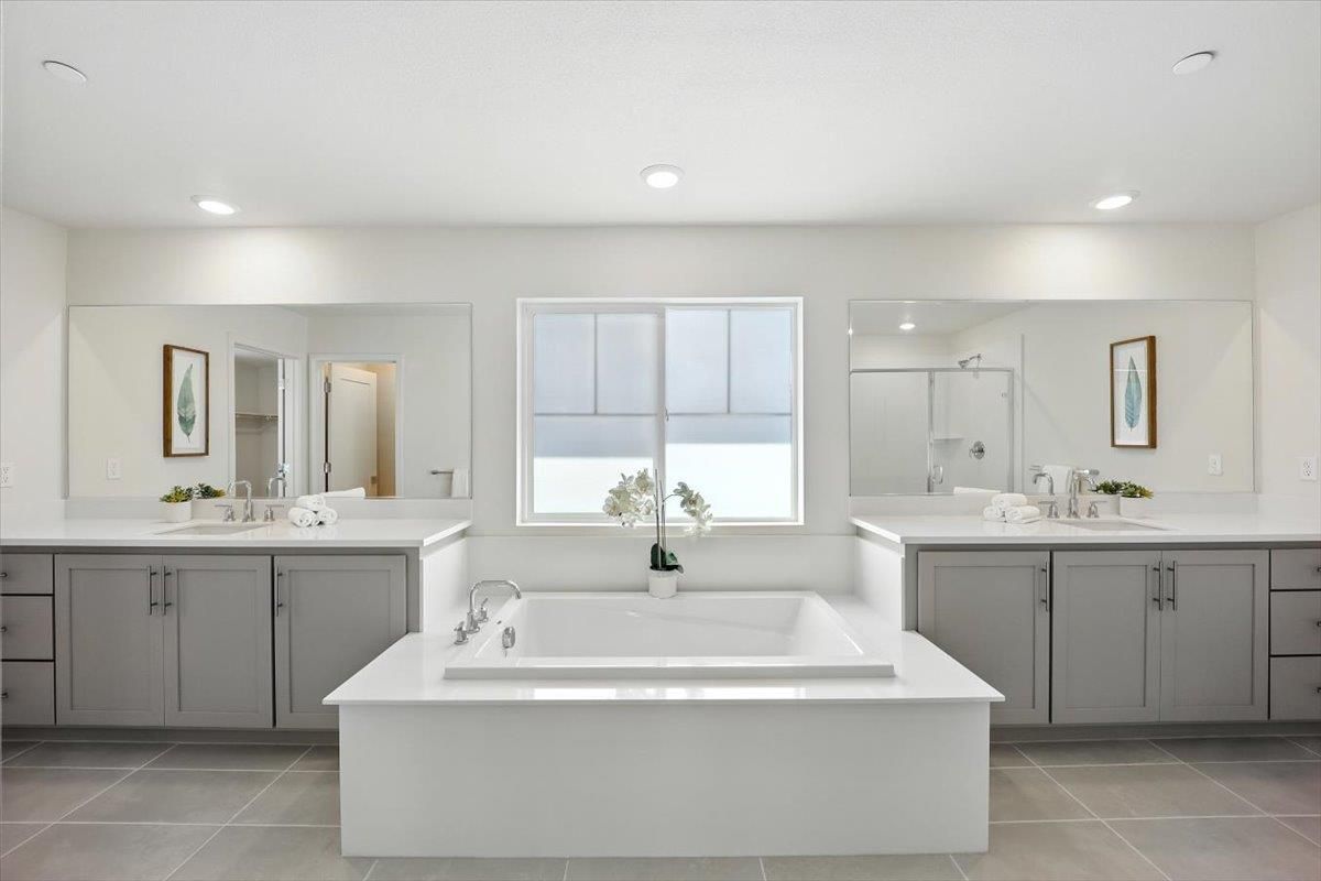 Bathroom, Dual Sink Vanities, Interior, Recessed Lighting