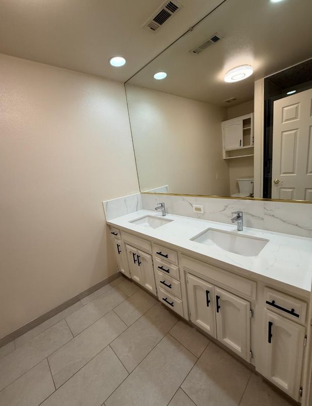 Bathroom, Dual Sink Vanities, Interior, Recessed Lighting