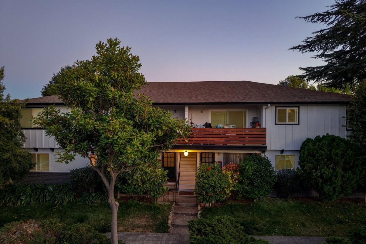 Exterior, Facade, Split Level