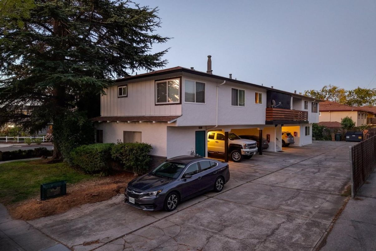 Exterior, Facade, Raised Ranch