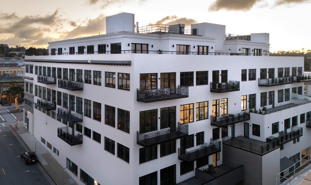 Exterior, Facade, Modern