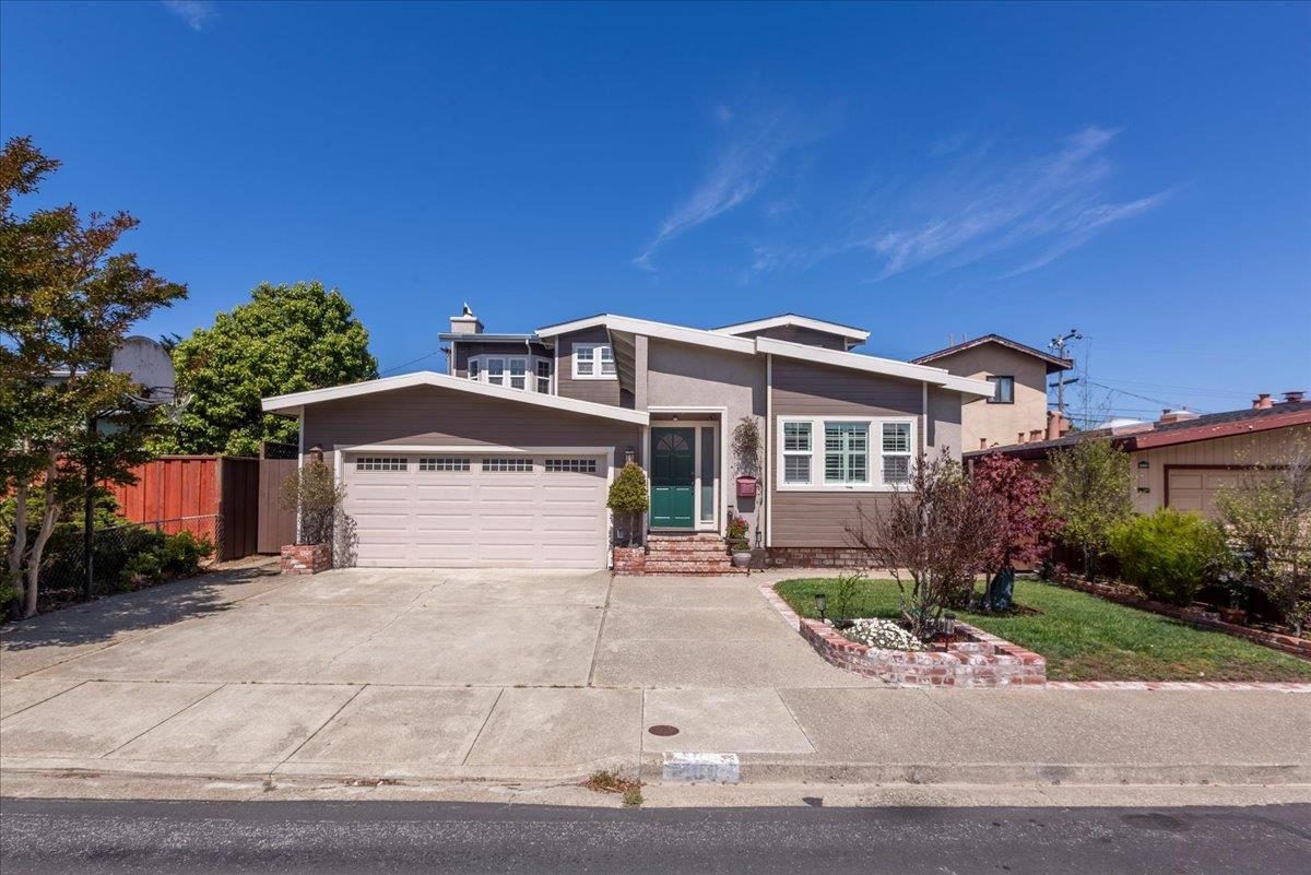 Attached, Exterior, Facade, American Craftsman