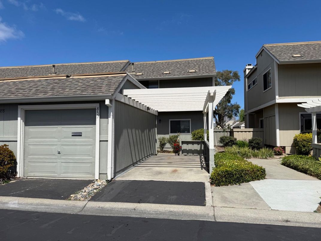 Attached, Exterior, Facade, Modern