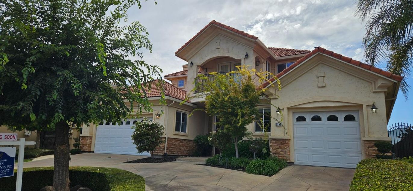 Attached, Exterior, Facade, Mediterranean