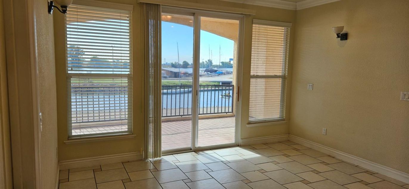 Empty room, Interior, Water