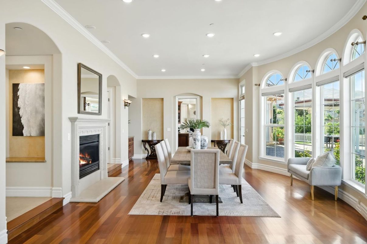 Dining room, Fireplace, Interior, Recessed Lighting, Wood Texture Flooring