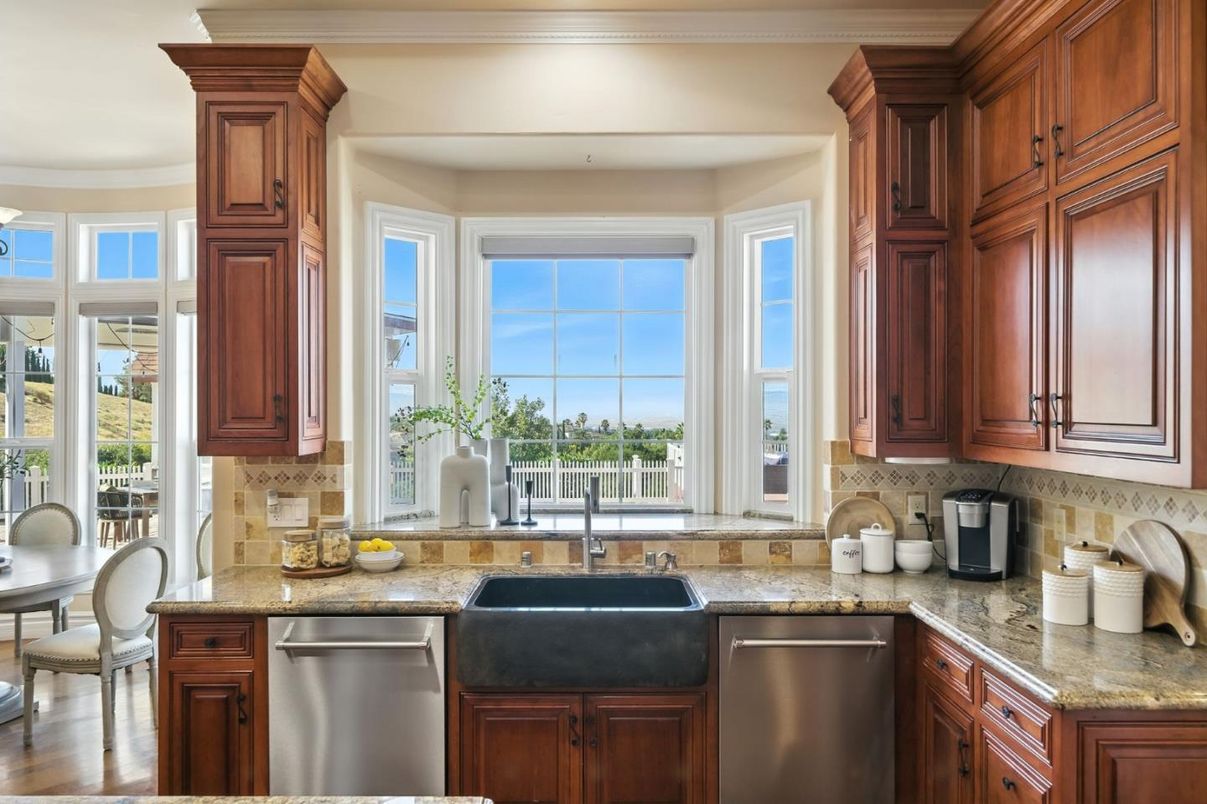 Dining room, Interior, Kitchen, Stainless Steel Appliances, Water