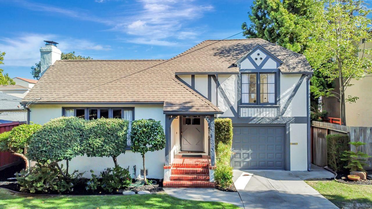Attached, Exterior, Facade, Tudor Revival