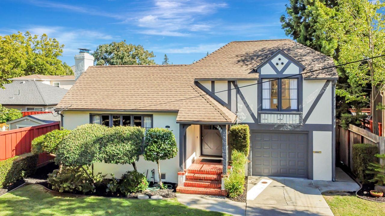Attached, Exterior, Facade, Tudor Revival