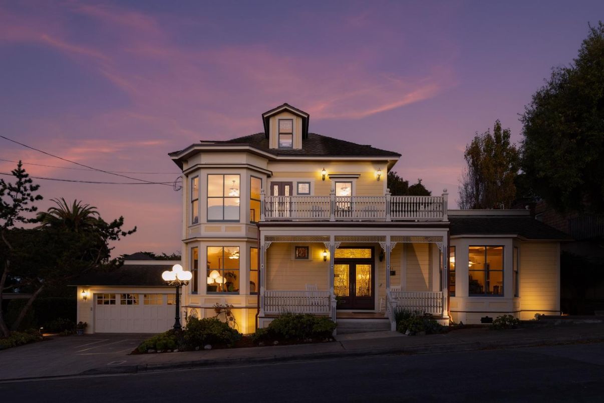 Attached, Exterior, Facade, Queen Anne Victorian