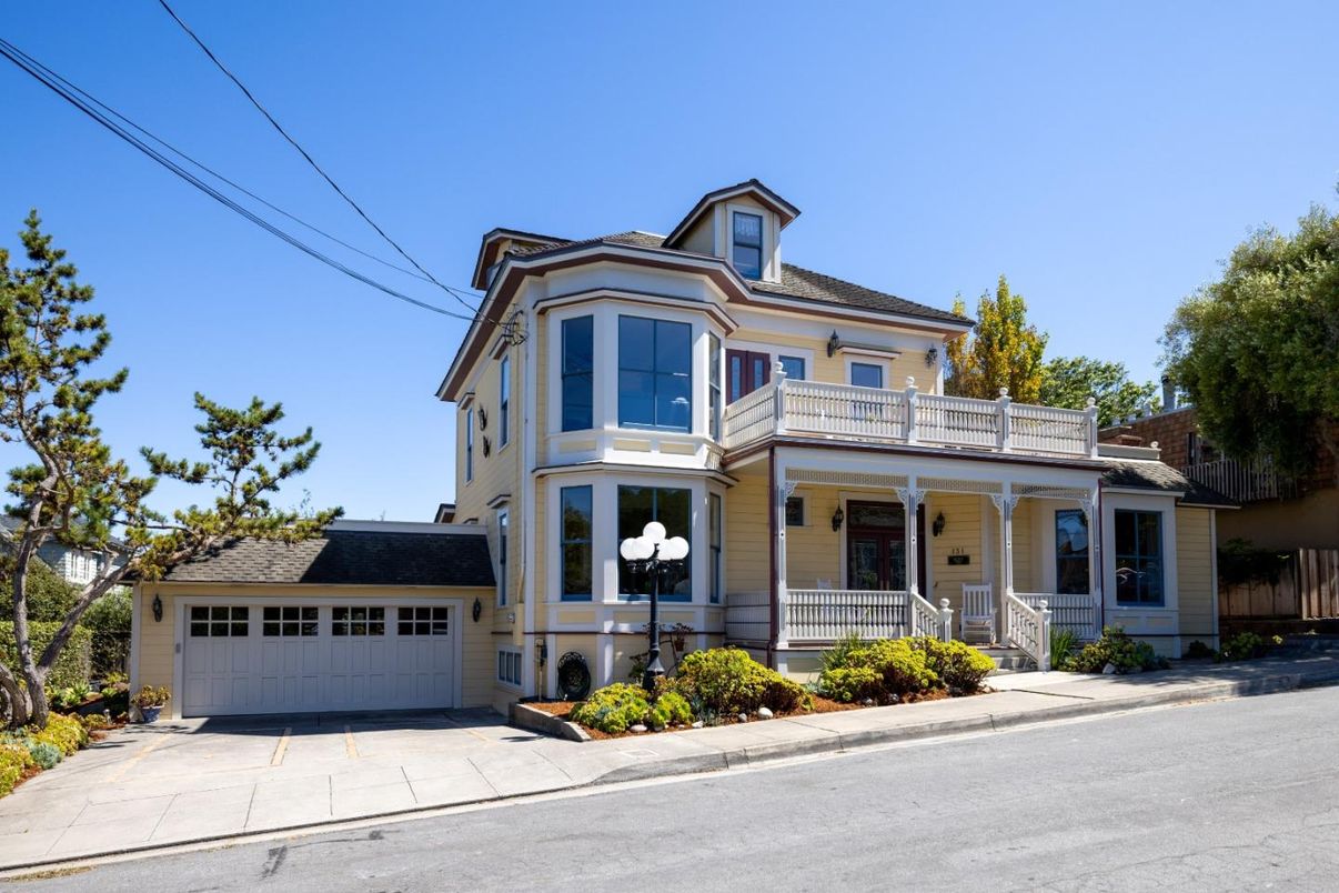 Attached, Exterior, Facade, Queen Anne Victorian