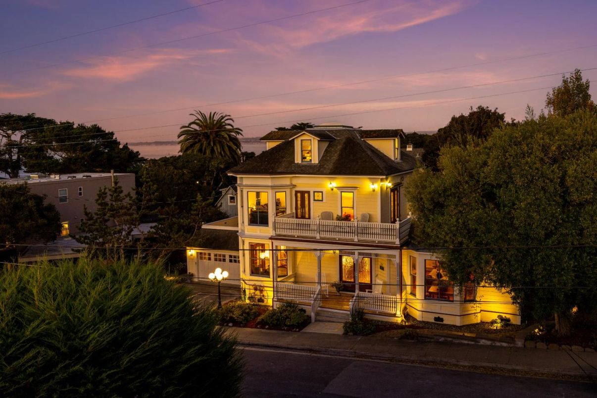 Exterior, Facade, Queen Anne Victorian