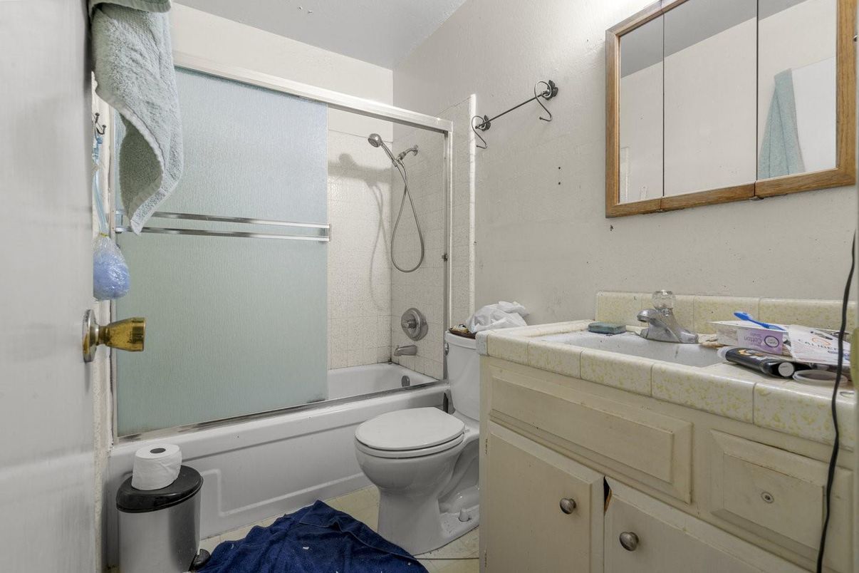 Bathroom, Interior, Tile Countertops