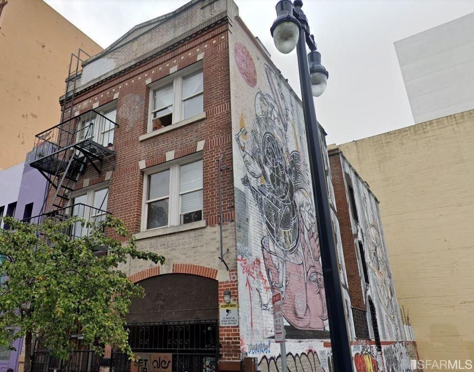 Exterior, Facade, Brick Facade, Rowhouse